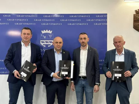 VINKOVCISvečano su potpisani prvi ugovori o nepovratnim sredstvima za projekte razvoja Urbanog područja Vinkovci. Ugovori će biti realizirani u okviru ITU mehanizma ukupne vrijednosti 11 milijuna eura, od čega EU sufinanciranje iznosi 7,96 milijuna eura ili 72,36 posto ukupne vrijednosti.travanj 2025.