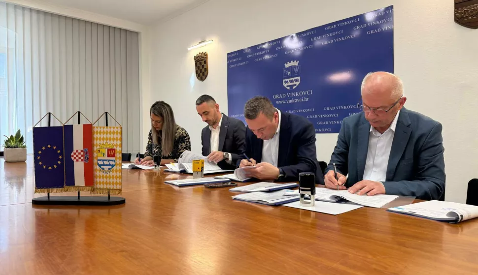 VINKOVCISvečano su potpisani prvi ugovori o nepovratnim sredstvima za projekte razvoja Urbanog područja Vinkovci. Ugovori će biti realizirani u okviru ITU mehanizma ukupne vrijednosti 11 milijuna eura, od čega EU sufinanciranje iznosi 7,96 milijuna eura ili 72,36 posto ukupne vrijednosti.travanj 2025.