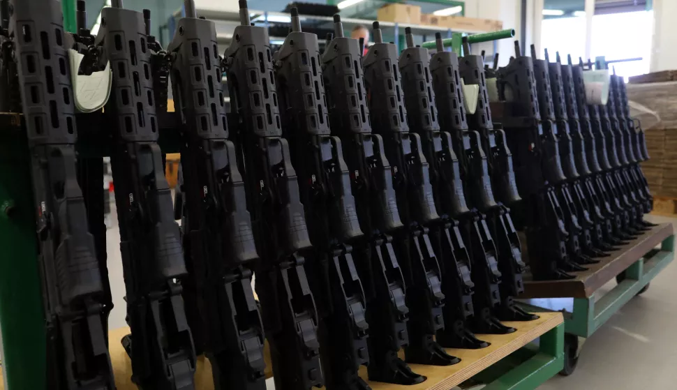 27.01.2022., Karlovac - Tvrtka HS Produkt u suradnji sa amrickim Sprinfieldom pocetkom 2022. godine plasirala je na americko trziste civilnu inacicu jurisne puske Hellion, radi se o poluatomatskoj verziji puske VHS-2, sa nekim preinakama, prilagodenoj zakonskim propisima da se prodaje na civilnom trzistu. Tijekom godine nova jurisna puska trebala bi biti dostupna i na Europskom te Hrvatskom trzistu pod nazivom VHS- 2S. Preporucena cijena za americko trziste je oko dvije tisuce dolara. Photo: Kristina Stedul Fabac/PIXSELL