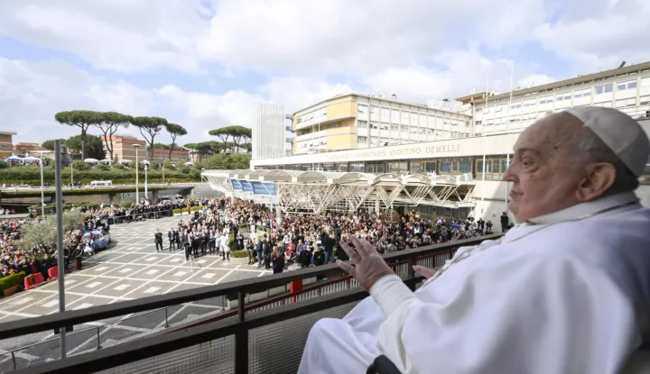epa11983663 A handout picture provided by the Vatican Media shows Pope Francis greets and blesses the faithful from the balcony of the Gemelli hospital where has been hospitalized, in Rome, Italy, 23 March 2025. Pope Francis will be discharged on 23 March with a prescription for at least two months of convalescence after spending more than five weeks in the hospital for bilateral pneumonia. EPA/VATICAN MEDIA HANDOUT  HANDOUT EDITORIAL USE ONLY/NO SALES