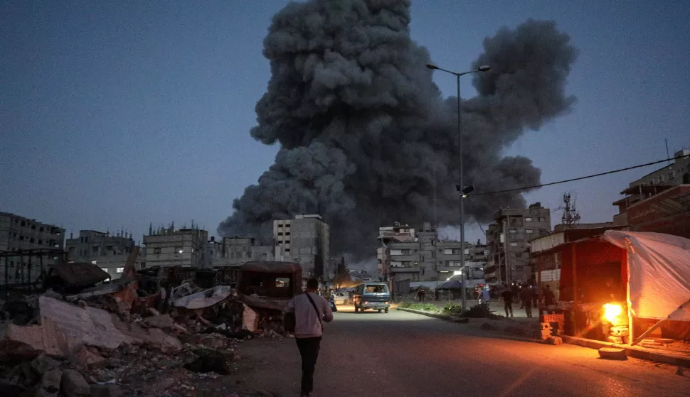 epaselect epa12007982 Smoke rises following an Israeli airstrike on the Dar al-Arqam School in the al-Tuffah neighborhood, in Gaza, 03 April 2025. At least 27 people were killed in an Israeli airstrike on the Dar al-Arqam School in the al-Tuffah neighborhood, east of Gaza City, according to the Palestinian Ministry of Health in Gaza. Israeli forces resumed airstrikes on Gaza on 18 March, ending a ceasefire that had been in place since 19 January. EPA/MOHAMMED SABER