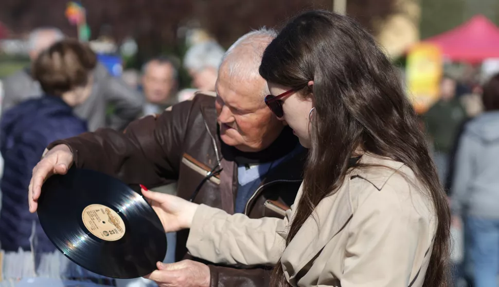 Osijek, 05. 04. 2025., kod školjke, Sajam antikviteta, Sajam antikviteta - travanj 2025, Sara, StipaBRUNO JOBST