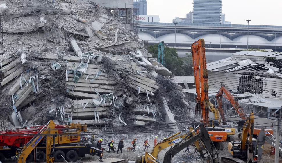 epa12004845 Rescue workers with dogs carry out a search operation at the site of a building that collapsed following an earthquake in Bangkok, Thailand, 02 April 2025. At least 20 people were confirmed dead and 72 remained missing in Bangkok, including at least 15 people who were killed after a 30-floor building collapsed due to tremors from the 7.7-magnitude earthquake that struck Myanmar, according to the Erawan Medical Emergency Center. EPA/NARONG SANGNAK