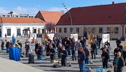 Jutro prve subote i u travnju bilo je u Đakovu, na središnjem, Strossmayerovom trgu, ispred katedrale svetog Petra, 'rezervirano' za molitelje.