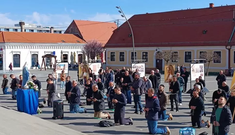 Jutro prve subote i u travnju bilo je u Đakovu, na središnjem, Strossmayerovom trgu, ispred katedrale svetog Petra, 'rezervirano' za molitelje.