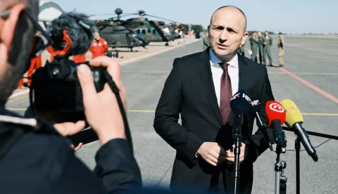 Zemunik, 05.04.2025. - Obilježavanje 20. obljetnice osnivanja akrobatske grupe "Krila Oluje" u vojarni "Pukovnik Mirko Vukušić" u Zemuniku Donjem.Svečanom obilježavanju nazočili su potpredsjednik Vlade Republike Hrvatske i ministar obrane Ivan Anušić i načelnik Glavnog stožera Oružanih snaga RH general-pukovnik Tihomir Kundid, a u sklopu svečanog obilježavanja izveden je i atraktivan letački program.foto HINA/Milan ŠABIĆ