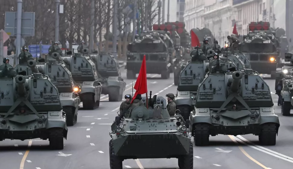 epa09914716 Russian heavy weapons at Tverskaya street during the rehearsal of the Victory Day parade in Moscow, Russia, 28 April 2022. Victory Day is held annually on 09 May and marks the defeat of Nazi Germany in 1945. EPA/YURI KOCHETKOV