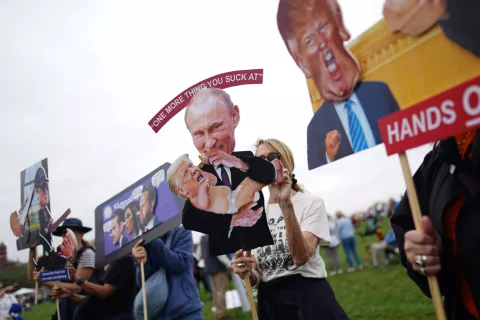 epa12012110 Protesters take part in a nationwide 'Hands Off!' demonstration on the National Mall in Washington, DC, USA, 05 April 2025. Protesters have been called across the country in opposition to US President Trump's policies. EPA/WILL OLIVER
