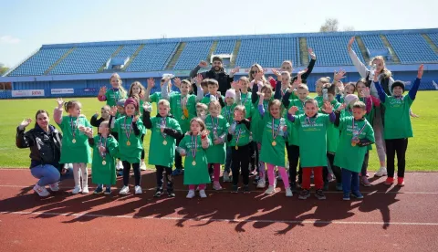 Ni niže temperature i vjetar današnjeg nedjeljnog sunčanoga prijepodneva nije pokolebalo mališane da se sa svojim prijateljima, obiteljima i klubovima upute prema parku Lenije i gradskom stadionu NK Cibalia gdje je održan Sportski dan u organizaciji dva Savjeta mladih, onoga gradskoga i županijskoga. 