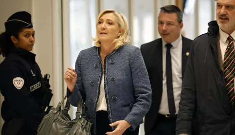 epa12000857 President of the National Rally (Rassemblement national, RN) parliamentary group, Marine Le Pen (C) arrives at the Paris courthouse for the verdict in the case of the RN's parliamentary assistants in Paris, France, 31 March 2025. Le Pen and 24 other National Rally officials are on trial over accusations of misappropriating European Union funds. Prosecutors have requested a five-year prison sentence for Le Pen, a five-year ineligibility ban, and a fine of 300,000 euros. All defendants deny wrongdoing. EPA/MOHAMMED BADRA