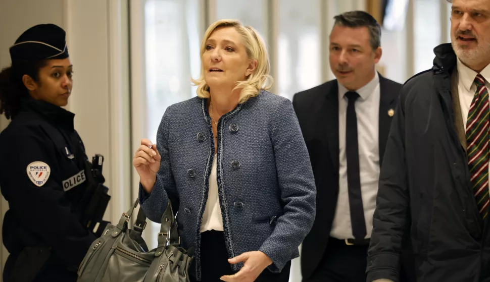 epa12000857 President of the National Rally (Rassemblement national, RN) parliamentary group, Marine Le Pen (C) arrives at the Paris courthouse for the verdict in the case of the RN's parliamentary assistants in Paris, France, 31 March 2025. Le Pen and 24 other National Rally officials are on trial over accusations of misappropriating European Union funds. Prosecutors have requested a five-year prison sentence for Le Pen, a five-year ineligibility ban, and a fine of 300,000 euros. All defendants deny wrongdoing. EPA/MOHAMMED BADRA