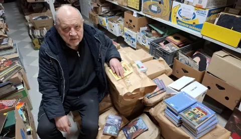 Koprivnica, 6.4.2025. - Šareni dućan na police knjižara i knjižnica plasirao je "Bijele noći" Fjodora Mihajlovića Dostojevskog, a razlog za tu odluku Krunoslava Jajetića, glavnog urednika koprivničke izdavačke kuće koja je u 32 godine od osnutka objavila 260 naslova, bila je društvena mreža Tik Tok. Na fotografiji Krunoslav Jajetić. foto HINA/ Ozren ŠPIRANEC/ oš