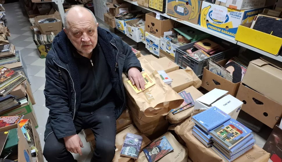 Koprivnica, 6.4.2025. - Šareni dućan na police knjižara i knjižnica plasirao je "Bijele noći" Fjodora Mihajlovića Dostojevskog, a razlog za tu odluku Krunoslava Jajetića, glavnog urednika koprivničke izdavačke kuće koja je u 32 godine od osnutka objavila 260 naslova, bila je društvena mreža Tik Tok. Na fotografiji Krunoslav Jajetić. foto HINA/ Ozren ŠPIRANEC/ oš