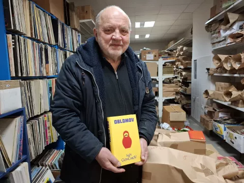 Koprivnica, 6.4.2025. - Šareni dućan na police knjižara i knjižnica plasirao je "Bijele noći" Fjodora Mihajlovića Dostojevskog, a razlog za tu odluku Krunoslava Jajetića, glavnog urednika koprivničke izdavačke kuće koja je u 32 godine od osnutka objavila 260 naslova, bila je društvena mreža Tik Tok. Na fotografiji Krunoslav Jajetić. foto HINA/ Ozren ŠPIRANEC/ oš