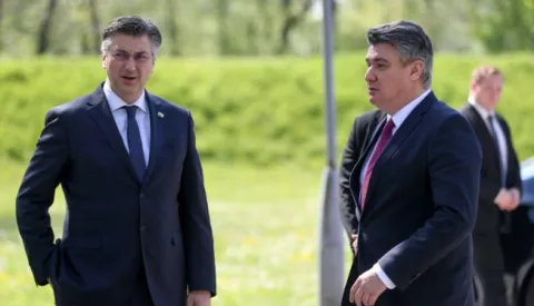 22.04.2020., Jasenovac - Obiljezavanje 75. obljetnice proboja posljednjih zatocenika ustaskog logora Jasenovac. Zbog pandemije koronavirusa, proboj zatocenika obiljezen je samo prigodnom ceremonijom polaganja vijenaca u Spomen podrucju Jasenovac kod spomenika "Kameni cvijet", bez svecane komemoracije. Predsjednik Vlade Andrej Plenkovic, predsjednik RH Zoran Milanovic Photo: Slavko Midzor/PIXSELL