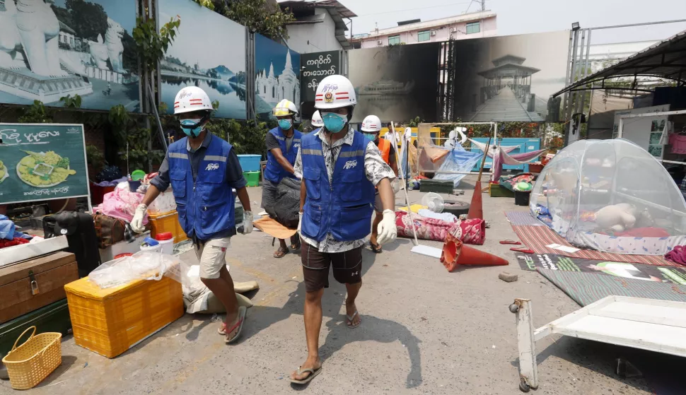 epa12006875 Myanmar volunteers carry the body of an earthquake victim in Mandalay, Myanmar, 03 April 2025. More than 3,000 people have been killed and thousands injured after a 7.7-magnitude earthquake struck the country on 28 March, according to the Myanmar government. EPA/NYEIN CHAN NAING