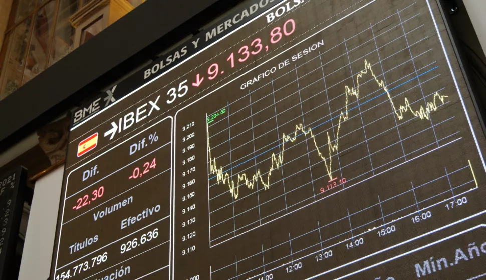 epa09260122 A screen shows the IBEX 35 evolution, in Madrid's Stock Exchange, Madrid, Spain, 10 June 2021. IBEX 35, the main index of the Spanish stock market, fell 0.24 percent after the US inflation data, the highest since 2008, and the decision of the European Central Bank (ECB) to maintain interest rates and the pace of asset purchases. EPA/Esther Egea