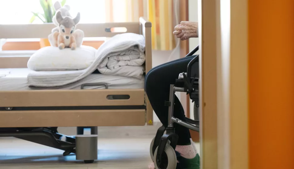03 April 2025, Saxony, Dresden: A resident is sitting in a wheelchair in his room in a retirement home. A stuffed animal lies on the made-up bed. Photo: Sebastian Kahnert/dpa Photo: Sebastian Kahnert/DPA