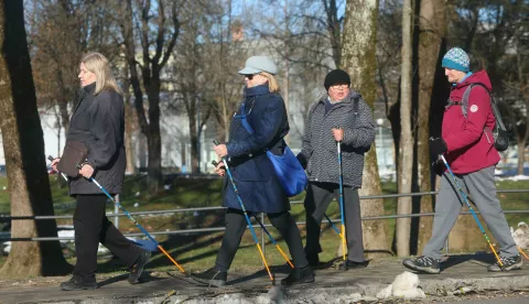 31.01.2023, Karlovac - Suncano i prohladno zimsko prijepodne umirovljenice su iskoristile za setnju i nordijsko hodanje. Photo: Kristina Stedul Fabac/PIXSELL