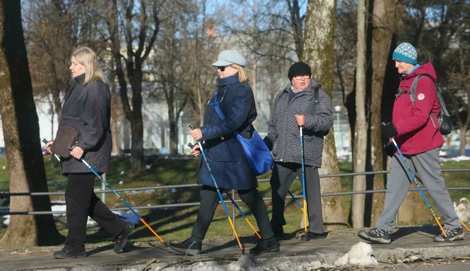 31.01.2023, Karlovac - Suncano i prohladno zimsko prijepodne umirovljenice su iskoristile za setnju i nordijsko hodanje. Photo: Kristina Stedul Fabac/PIXSELL