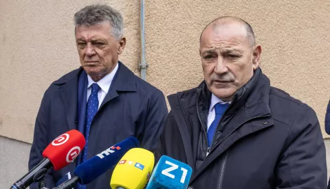Zagreb, 7.4.2025 - U organizaciji Ministarstva hrvatskih branitelja održana je identifikacija posmrtnih ostataka žrtava iz Domovinskog rata, kojoj su prisustvovali potpredsjednik Vlade i ministar hrvatskih branitelja Tomo Medved (D)i glavni državni odvjetnik Ivan Turudić (L). Na završnu identifikaciju pozvane su obitelji sedam žrtava ekshumiranih iz masovne grobnice na Petrovačkoj doli kod Vukovara.Foto Hina/ Dario GRZELJ/ dag