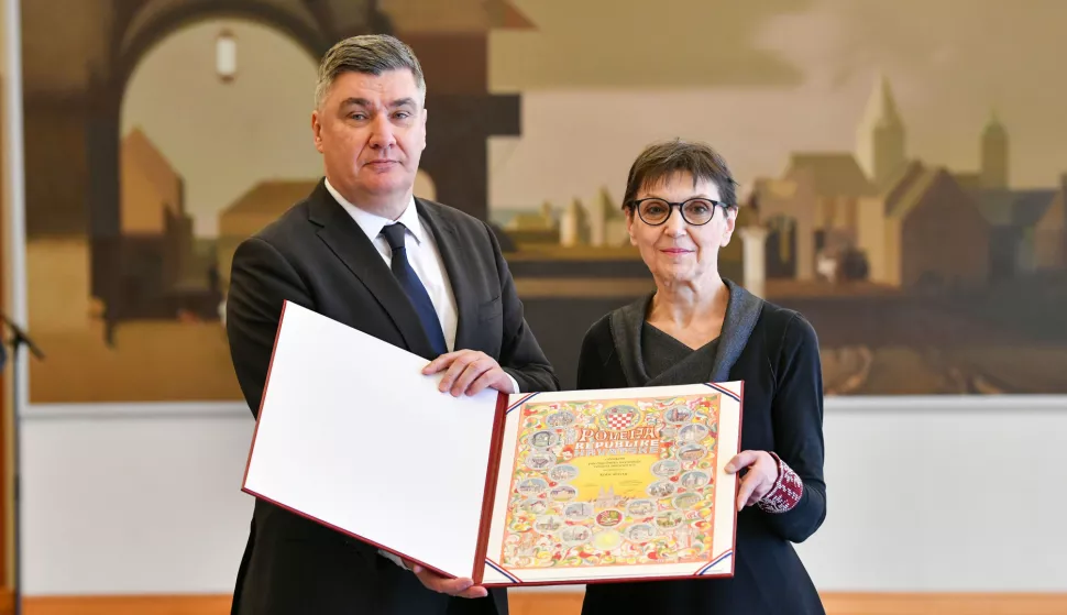 Zagreb, 07.04.2025 - Predsjednik RH Zoran Milanovi? dodijelio je Povelju Republike Hrvatske Folklornom ansamblu gradi??anskih Hrvata ?Kolo-Slavuj? za osobiti doprinos o?uvanju hrvatske kulturne ba?tine te iznimne zasluge na podru?ju promicanja gradi??anskohrvatske kulture, u vi?e od 50 godina djelovanja. foto HINA/ URed predsjednika RH/ Marko BELJAN/ ik