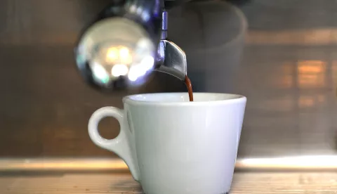 Osijek, 14. 01. 2025., kava - ilustracija, poskupljenje, &scaron;alica kave, slobodnjak, slobodnjaciSNIMIO BRUNO JOBST