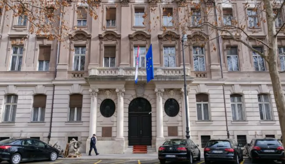 07.02.2021., Zagreb - Statue i ukrasi skinuti sa Ministarstva vanjskih poslova na Zrinjevcu zbog potresa. rPhoto: Tomislav Miletic/PIXSELL