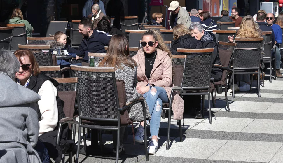 Osijek, 06. 03. 2025., Trg slobode, terasa, toplo vrijeme, ispijanje kave, slobodnjak, slobodnjaciSNIMIO BRUNO JOBST