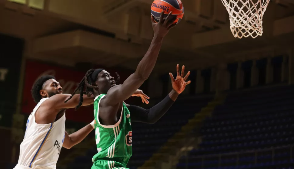 epa11990243 Panathinaikos's Wenyen Gabriel (R) in action against Maccabi's Trevion Williams (L) during the Euroleague basketball match between Maccabi Tel Aviv and Panathinaikos Athens in Belgrade, Serbia, 26 March 2025. EPA/ANDREJ CUKIC