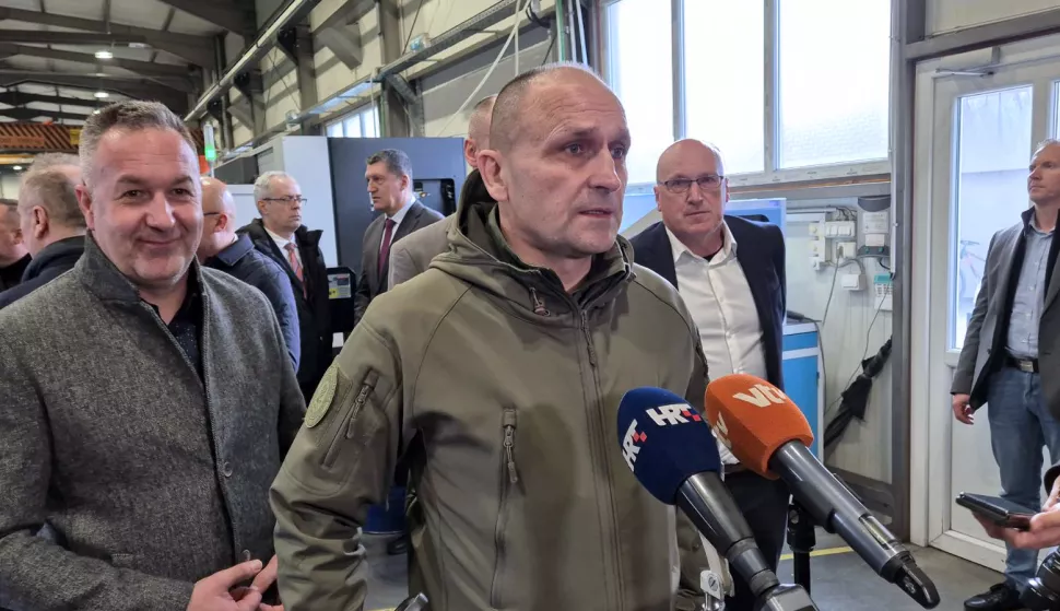 Ljube??ica, 7.4.2025.- Ubrzo ?emo biti samodostatni i neovisni u potrebama koje imaju Oru?ane snage Republike Hrvatske, poru?io je u ponedjeljak potpredsjednik Vlade RH i ministar obrane Ivan Anu?i? iz Ljube??ice, prilikom posjeta tvrtki Fripol koja se bavi konstruiranjem i proizvodnjom strojeva specijalne namjene, alata i naprava. foto HINA/ Sini?a Kalajd?ija/ ua