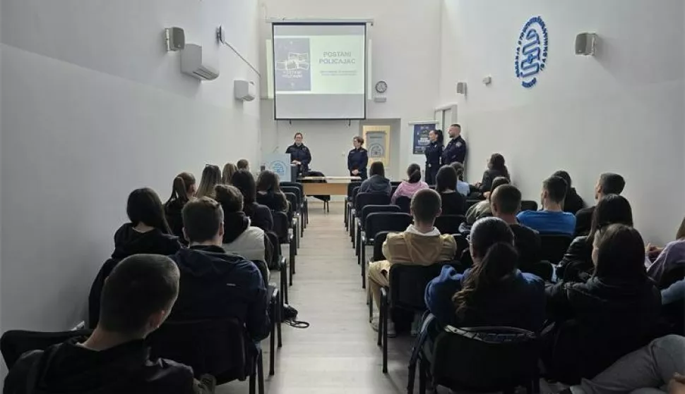 VINKOVCIKako bi stekli jasan uvid u posao policajca ili policajke i donijeli odluku o budućoj karijeri na temelju detaljnih i točnih informacija, policijski službenici Policijske uprave vukovarsko-srijemske zainteresiranim učenicima Srednje strukovne škole u Vinkovcima predstavili su policijsko zanimanje.travanj 2025.