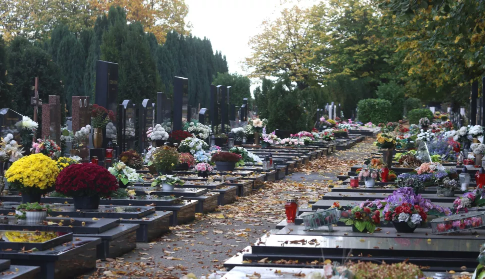 Osijek, 26. 10. 2023, Centralno groblje, press Ukop i GPP, dogradonacelnica Jasenka Crnkovic, pripreme uz blagdan Svih svetih. Press i uredjenje groblja.snimio GOJKO MITIĆ