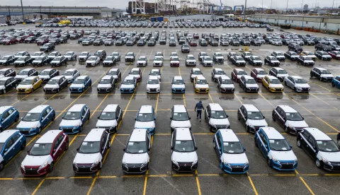 epa12016592 An image taken with a drone shows new Mitsubishi automobiles awaiting transport from the Dundalk Marine Terminal in Baltimore, Maryland, USA, 07 April 2025. In an attempt to bolster US auto production, the Trump administration has placed a 25 percent tariff on imported cars and car parts. EPA/JIM LO SCALZO