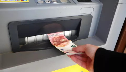 01.01.2023., Sibenik - Zakljucno s 15. sijecnjem, traje mjera obustave naplate naknade za podizanje gotovine debitnim karticama na bankomatima drugih banaka a od 16. sijecnja u ponoc gradjani mogu podizati gotov novac u eurima bez naknade iskljucivo na bankomatima svojih banaka. Photo: Dusko Jaramaz/PIXSELL