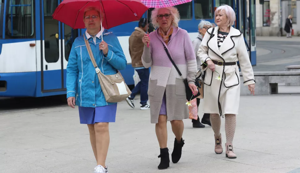Osijek, 22. 03. 2025, Trg Ante Starčevića, šetnja pod kišibranima. Subota prije podne u centru grada. snimio GOJKO MITIĆ