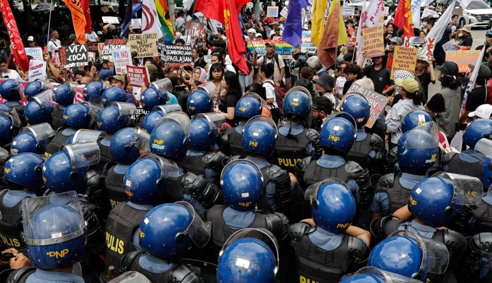 epa12019526 Police block protesters attempting to reach the United States embassy during a rally marking Araw ng Kagitingan (Day of Valor) in Manila, Philippines, 09 April 2025. Protesters opposed the Philippines-US Balikatan joint military exercises expected to be held in various locations in the country within the month of April. Day of Valor in the Philippines is observed to honor Filipino service men and women who sacrificed their lives for the country throughout history. EPA/ROLEX DELA PENA