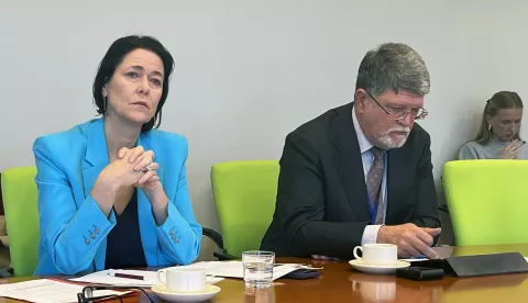 Bruxelles, 7.4.2025.- Srbija je najutjecajnija me?u zemljama kandidatima za ?lanstvo, ali nije realno da ona u?e u Europsku uniju sa sada?njim vodstvom, koje sjedi na ?etiri stolice, re?eno je u ponedjeljak na konferenciji za novinare socijaldemokratskih zastupnika zadu?enih za pro?irenje. Na slici belgijska zastupnica Kathleen Van Brempt i Tonino Picula, izvjestitelj Europskog parlamenta za Srbiju. foto HINA/ Slavko Vukadin/ ua