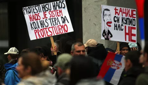 Beograd, 15.03.2025. - Deseci tisuća ljudi su, unatoč kiši, zaposjeli središnje ulice Beograda sudjelujući u protuvladinom prosvjedu "15. za 15." na koji je cijelu Srbiju pozvao studentski pokret, ali mnogi nisu uspjeli stići na početak prosvjeda u 16 sati jer je vlast na više načina opstruirala skup. Mnoštvo se okupilo ispred Skupštine Srbije, uz koju su od prijepodneva raspoređene jake policijske snage s opremom za razbijanje demonstracija, a policijskim kordonima okruženo je i službeno sjedište predsjednika Republike. Val prosvjeda u Srbiji potaknut je padom nadstrešnice na željezničkom kolodvoru 1. studenog prošle godine kada je poginulo 15 ljudi, a preuzeo ih je studentski pokret koji zahtijeva političku i kaznenu odgovornost vlasti, borbu protiv korupcije, učinkovit rad institucija bez političkog utjecaja, uređeno i pravedno društvo. foto HINA/ FoNet/ Aleksandar BARDA/ ml