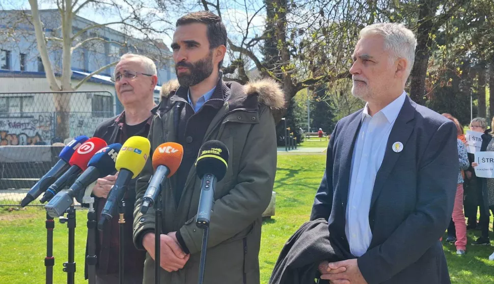Varaždin, 09.04.2025. - Štrajk je uspio, poručili su sindikalisti u srijedu iz Varaždina, naglasivši da se u tri sjeverne županije – Koprivničko.križevačkoj, Međimurskoj i Varaždinskoj, štrajku odazvalo oko 75 posto članova sindikata, odnosno, prema još uvijek neslužbenim i nepotpunim podacima, oko 2700 zaposlenika u osnovnim i srednjim školama, na fakultetima i institutima. Na fotografiji Željko Stipić, Matija Kroflin, Zrinko Turalija. foto HINA/ Siniša KALAJDŽIJA/ tm
