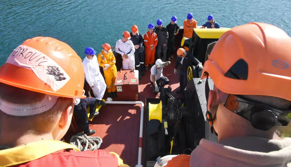 BAKAR,10. 05.2024, RIJEKAUCENICI POMORSKA SKOLA BAKAR ODRADUJU PLOVIDBENU PRAKSU NA TEGLJACIMA REMORKERIMA JPS-A NA FOTO:SNIMIO SERGEJ DRECHSLER