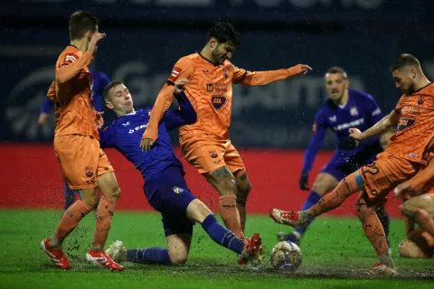 Zagreb, 26.2.2025.- Utakmica ?etvrtfinala Hrvatskog nogometnog kupa Dinamo - Osijek na stadionu Maksimir. Na slici Luka Stojkovi? i Roko Juri?i?. foto HINA/ Damir SEN?AR/ ua