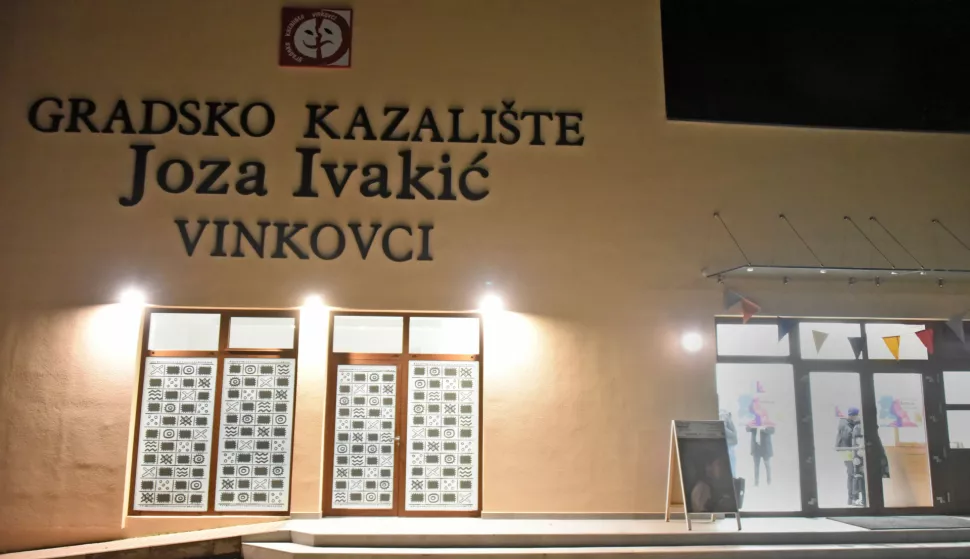 Vinkovci, 21.11.2024. - U Gradskom kazalištu "Joza Ivakić" Vinkovci otvoren je 8. Filmski festival glumca u organizaciji i produkciji Umjetničke udruge Asser Savus. Nakon protokolarnog dijela uslijedila je projekcija filma "Sveta obitelj" redateljice Vlatke Vorkapić, koja je scenarij napisala u suradnji s glumicom, kostimografkinjom i šminkericom Slavicom Šnur.foto HINA/ Gordan PANIĆ/ ml