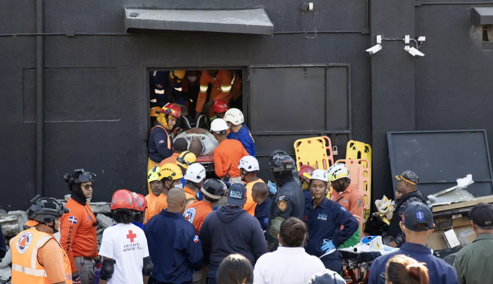 epa12018160 Members of the fire and rescue services evacuate an injured person at the scene after the collapse of the Jet Set Club's roof in Santo Domingo, Dominican Republic, 08 April 2025. The death toll from the collapse of the roof of a popular discotheque in the Dominican capital has risen to 18, while the number of injured is over a hundred and there is an undetermined number of people trapped in the rubble, according to the latest provisional data from the Emergency Operations Center (COE). EPA/ORLANDO BARRIA