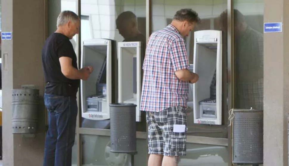 29.08.2014., Koprivnica - Podizanje novca sa bankomata. Foto: Marijan Susenj/Pixsell------dva stupca novosti