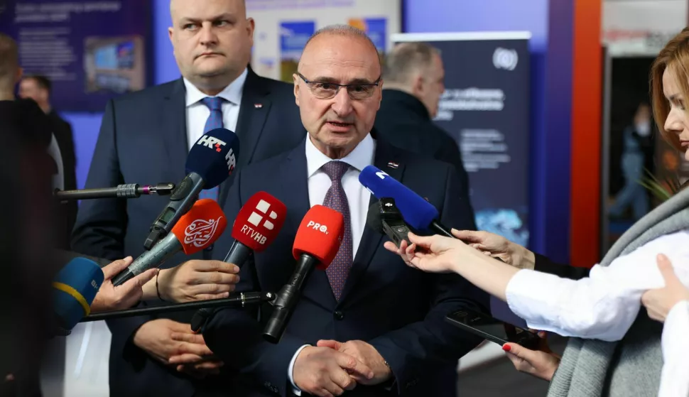 Mostar, 8.4.2025.- ?ef hrvatske diplomacije Gordan Grli? Radman kazao je u utorak da Uskok i Ured europskog javnog tu?itelja (EPPO) provode istragu u ministarstvu nakon ?to su oni prijavili zloporabe s isplatom putnih naloga djelatnicima koji su tehni?ki opremali diplomatsko-konzularna predstavni?tva. Na slici Gordan Grli? Radman na me?unarodnom sajmu gospodarstva Mostar 2025. foto HINA/ FENA/ Emanuel Soca/ ua