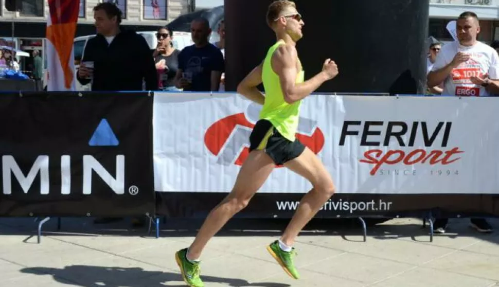 osijek, 1 travanj 2017, 10,30 sati - sport, Trg Ante Starčevića, 13. ferivi polumaraton, start polumaratona i Utrke građana Je l' trči, legasnimio zdenko puić