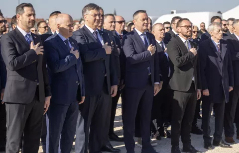 Velika Gorica, 11.4.2025 - Svečano otvaranje gradilišta budućeg kampa Hrvatskog nogometnog saveza (HNS) u Velikoj Gorici. Na svečanom otvaranju sudjelovali su, između ostalih, premijer Andrej Plenković s izaslanstvom Vlade Republike Hrvatske, gradonačelnik Velike Gorice Krešimir Ačkar uz predstavnike Grada, župan Stjepan Kožić s delegacijom Zagrebačke županije i predsjednik Hrvatskog nogometnog saveza Marijan Kustić uz rukovodstvo i Izvršni odbor HNS-a. Na slici Tonči Glavina, Branko Bačić, Andrej Plenković, Marijan Kustić, Krešimir Ačkar i Stjepan Kožić.Foto Hina/ Dario GRZELJ/ dag