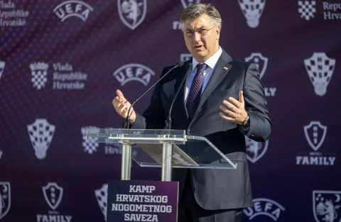 Velika Gorica, 11.4.2025 - Svečano otvaranje gradilišta budućeg kampa Hrvatskog nogometnog saveza (HNS) u Velikoj Gorici. Na svečanom otvaranju sudjelovali su, između ostalih, premijer Andrej Plenković (na slici) s izaslanstvom Vlade Republike Hrvatske, gradonačelnik Velike Gorice Krešimir Ačkar uz predstavnike Grada, župan Stjepan Kožić s delegacijom Zagrebačke županije i predsjednik Hrvatskog nogometnog saveza Marijan Kustić uz rukovodstvo i Izvršni odbor HNS-a.Foto Hina/ Dario GRZELJ/ dag