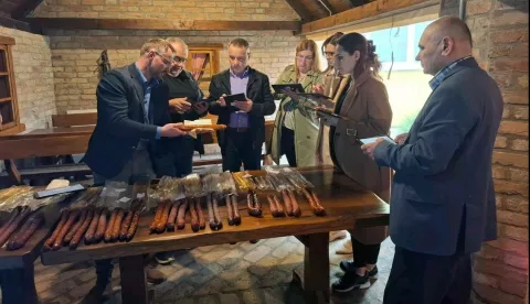 ANDRIJAŠEVCIU sklopu manifestacije GastRo A, koju drugi put organizira Općina Andrijaševci u suradnji s Vukovarsko-srijemskom županijom, održano je senzorno ocjenjivanje kobasice i kulenove seke. Ove je godine pristiglo 49 uzoraka - 23 uzorka kobasica i 26 uzoraka kulenovih seka.travanj 2025.